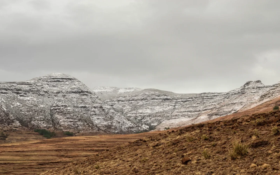 Montagnes enneigées dans les hautes terres du Lesotho