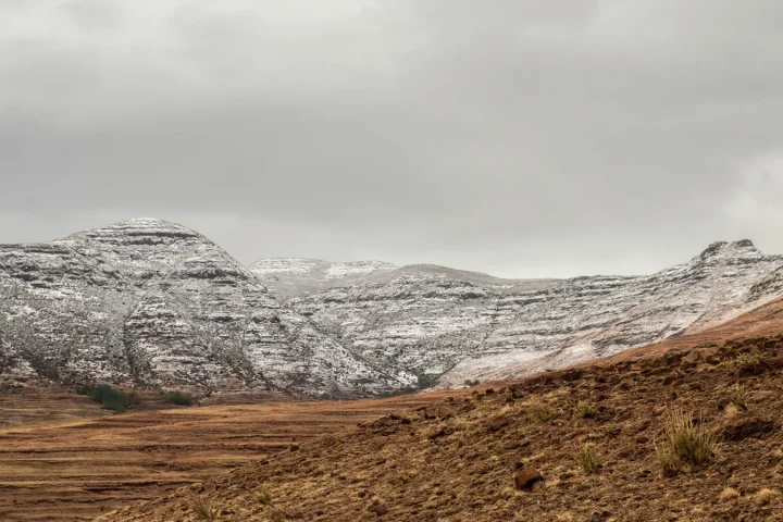 Montagnes enneigées dans les hautes terres du Lesotho