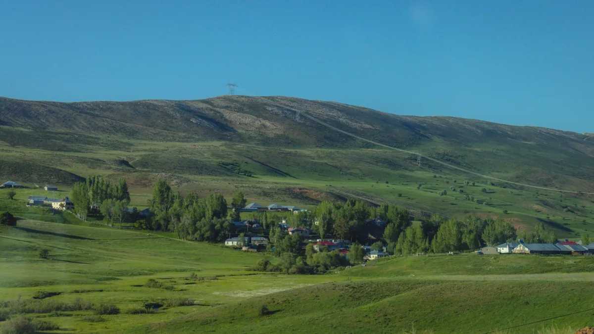 Village de montagne entouré de collines verdoyantes