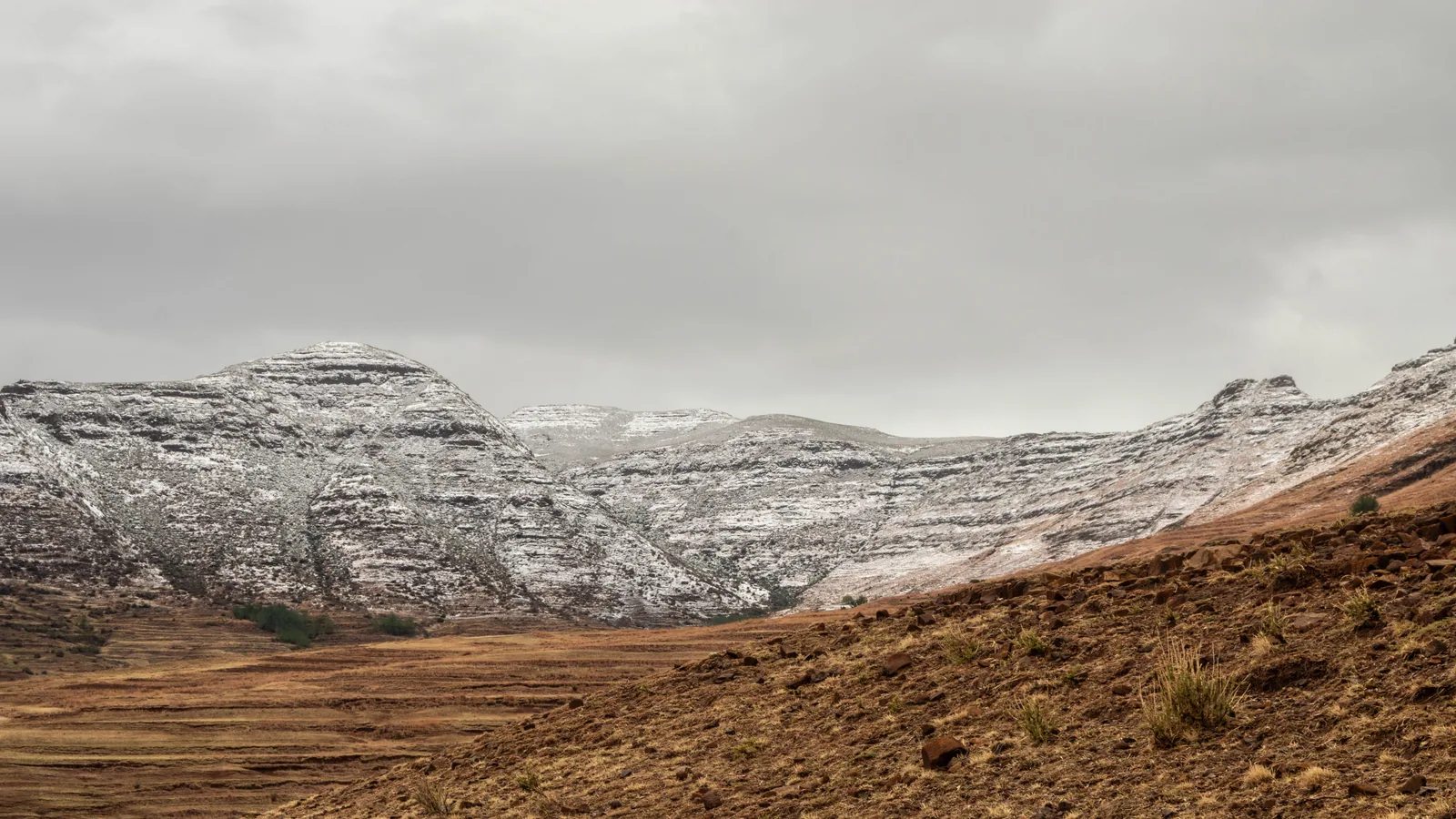 Montagnes enneigées dans les hautes terres du Lesotho