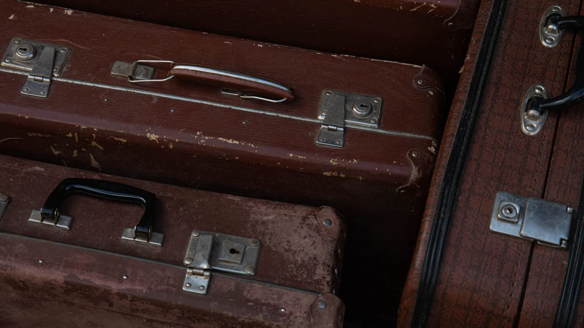 Bagage posé au sol pendant la préparation d’un voyage