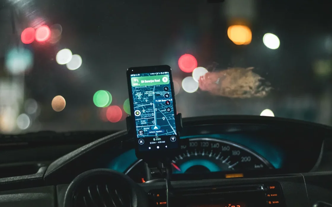 Téléphone affichant un itinéraire routier avant le départ