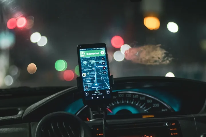 Téléphone affichant un itinéraire routier avant le départ