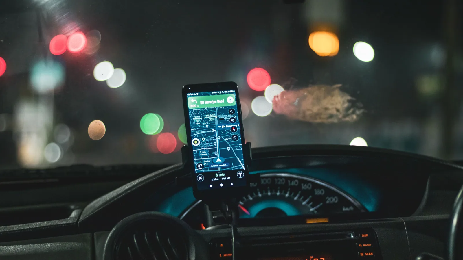 Téléphone affichant un itinéraire routier avant le départ