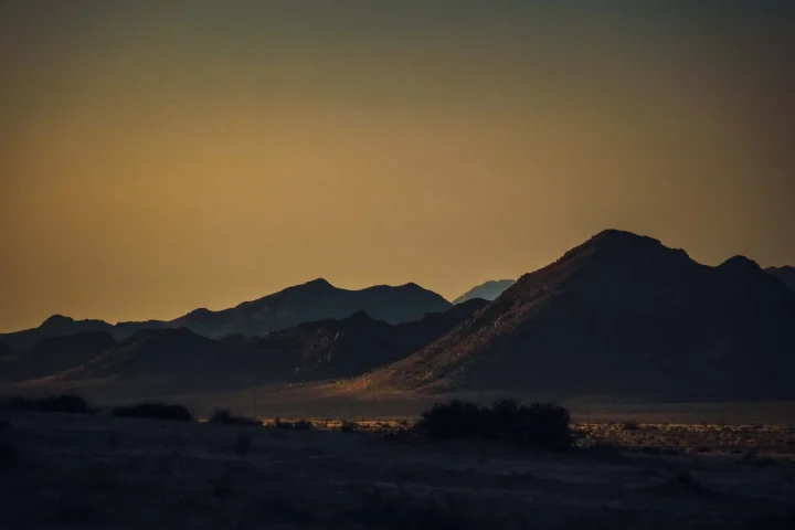 Paysage désertique de Namibie associé à voyage Namibie
