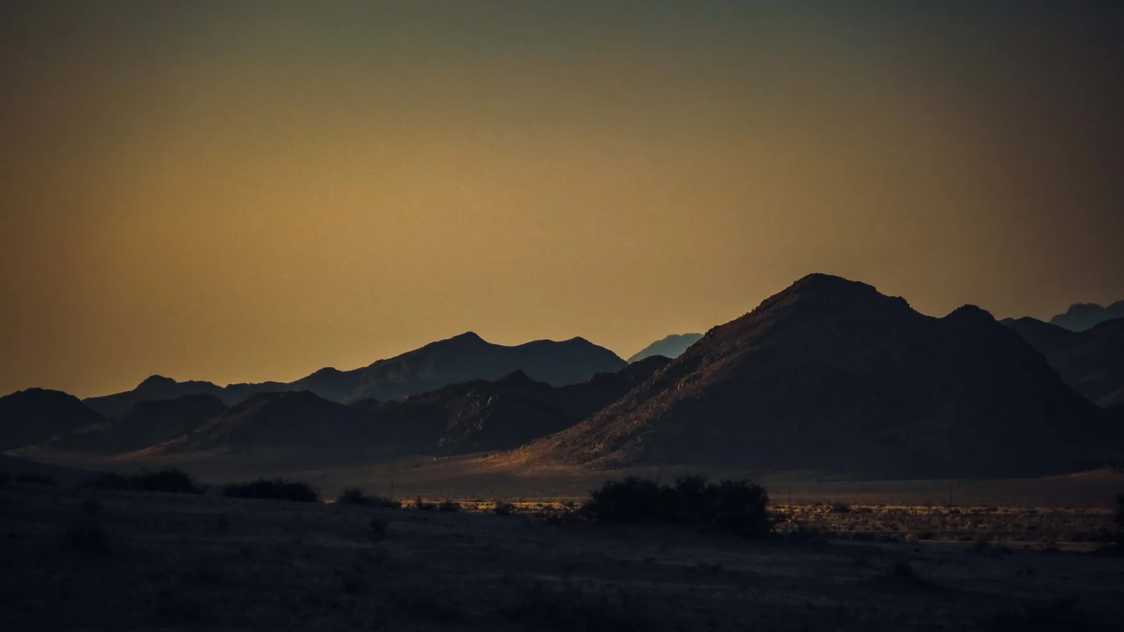 Paysage désertique de Namibie associé à voyage Namibie