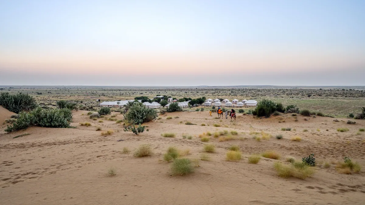 Camp de safari en Afrique associé à tente safari luxe