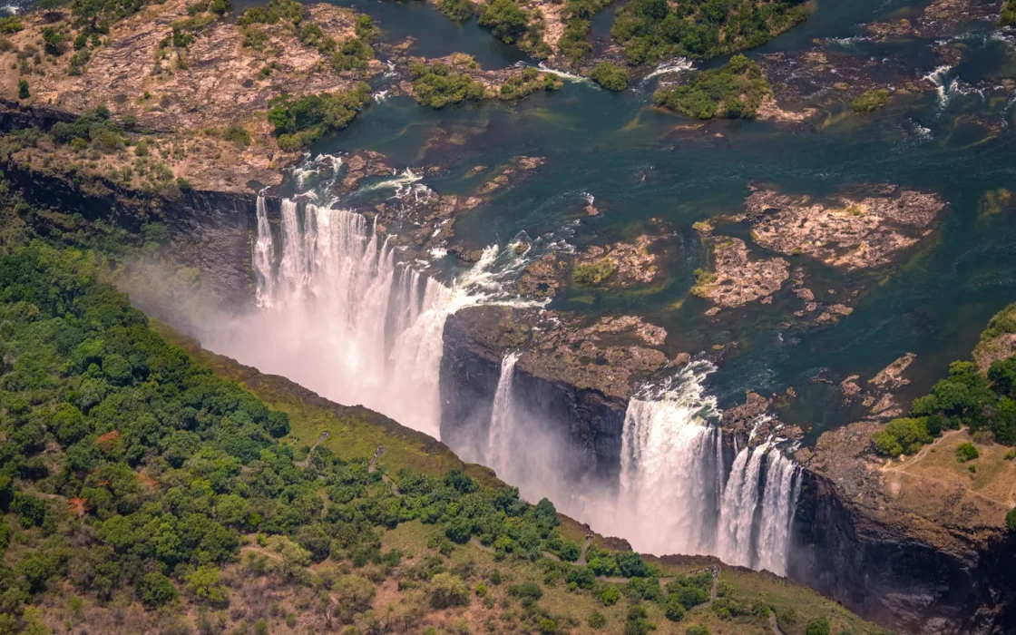Rideau d'eau des chutes Victoria au-dessus des gorges du Zambèze