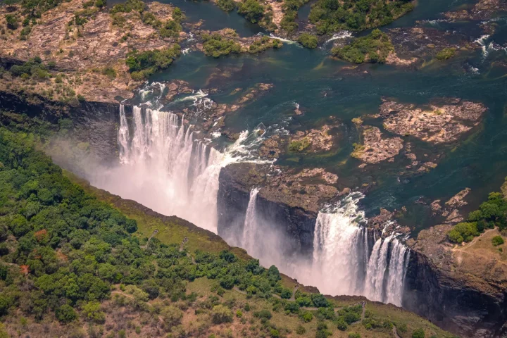 Rideau d'eau des chutes Victoria au-dessus des gorges du Zambèze