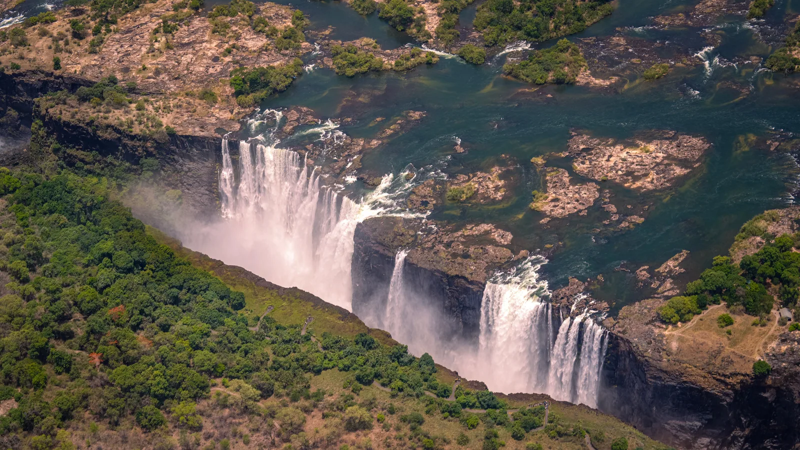 Rideau d'eau des chutes Victoria au-dessus des gorges du Zambèze